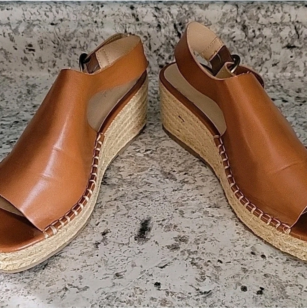 Universal Threads Sandals - Picture 3 of 7